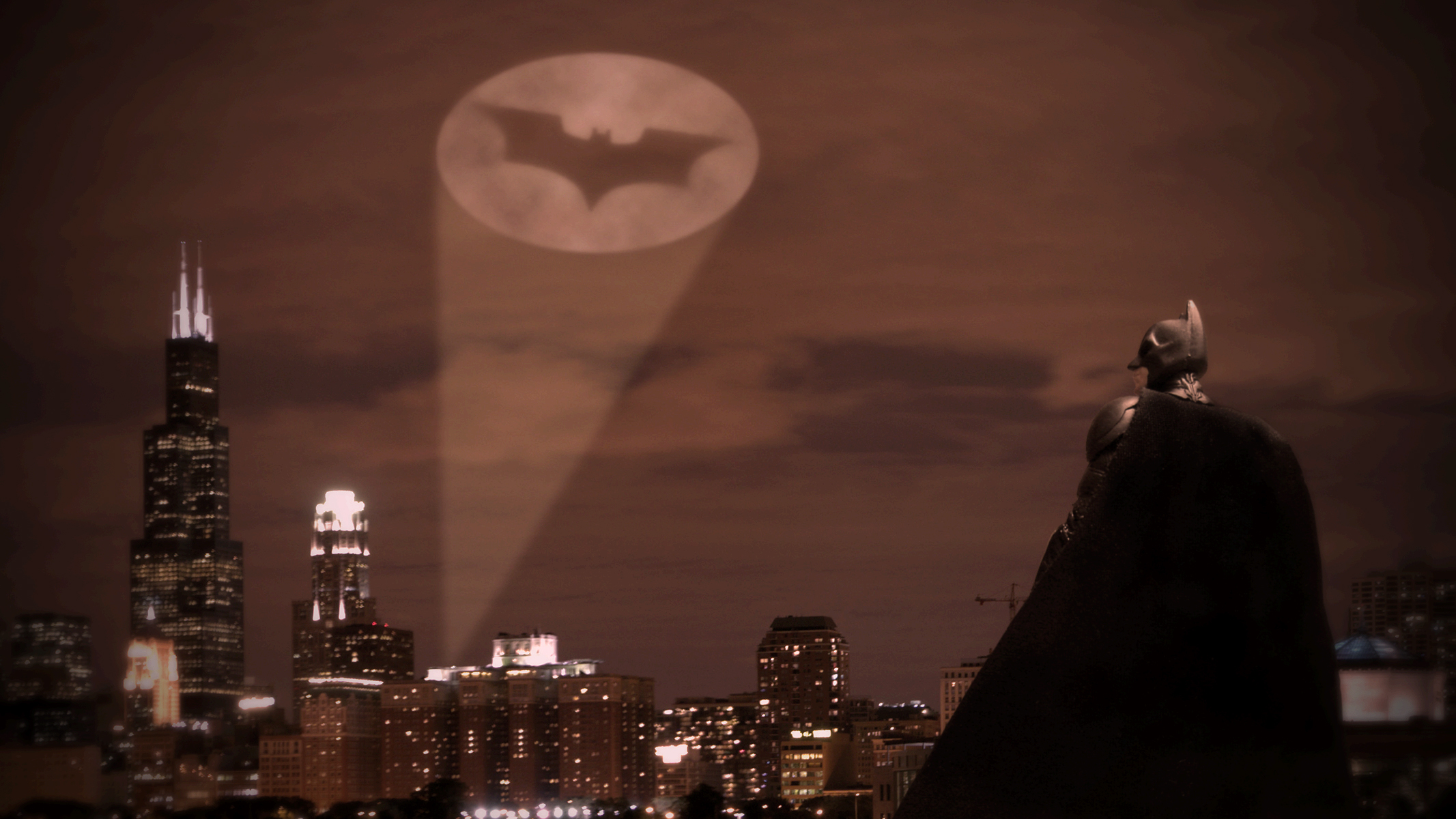 Городу нужен свет. Готэм Бэт сигнал. Бэт сигнал темный рыцарь. Бэтмен прожектор Бэт сигнал.